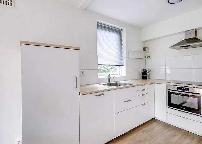 Zonnige Luxe Met Grote Tuin Ewijk