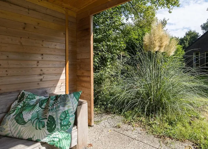 Zonnige Luxe Met Grote Tuin Semesterbostad